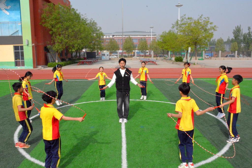 中小新葡萄娱乐app学生每天在校运动时间如何达到2小时？(图1)